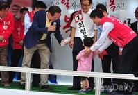 [포토]아이에게 물 건네 받는 정몽준 후보