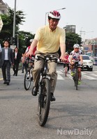 [포토]자전거 타고 주민들 만나는 정몽준 후보