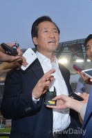 [포토]기자들 질문에 답변하는 정몽준 후보