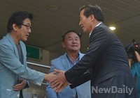 [포토]'반갑습니다' 인사하는 정몽준 후보