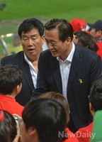 [포토]관중들과 인사 나누는 정몽준 후보