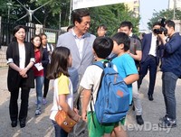 [포토]아이들과 대화 나누는 정몽준 후보