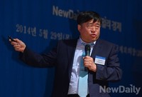 [포토]글로벌강소기업 육성에 관해 발표하는 박희재교수