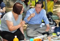 [포토]식사하는 박원순 서울시장 후보