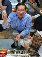 [포토]주먹밥 자랑하는 박원순 서울시장 후보