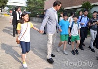 [포토]미동초등학교 아이들과 교문 들어서는 정몽준 후보