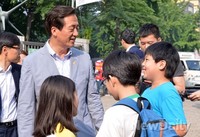 [포토]'아저씨가 누군지 알아요?'아이들과 인사하는 정몽준 후보