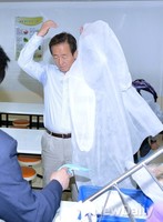 [포토]위생복 착용하는 정몽준 후보