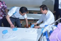 [포토]'머리부터 발 끝까지' 위생복 착용하는 정몽준 후보