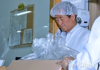 [포토]식재료 유심히 살펴보는 정몽준 후보