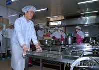 [포토]급식실 둘러보는 정몽준 후보