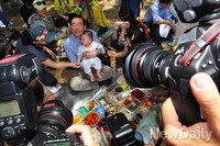 [포토]취재진에 둘러싸인 박원순 서울시장 후보