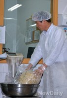 [포토]식재료 둘러보는 정몽준 후보