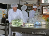 [포토]미동초등학교 급식실 식재료 둘러보는 정몽준 후보