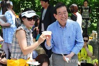 [포토]주민들과 사진찍는 박원순 서울시장 후보