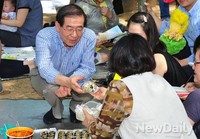 [포토]주먹밥 선물받은 박원순 서울시장 후보