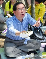 [포토]도시락 권하는 박원순 서울시장 후보