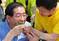 [포토]쌈 먹는 박원순 서울시장 후보