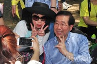 [포토]시민들과 사진 찍는 박원순 서울시장 후보