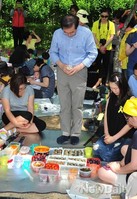 [포토]묵념하는 박원순 서울시장 후보