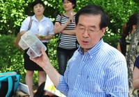 [포토]도시락 자랑하는 박원순 서울시장 후보