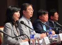 [포토]심포지엄 토론회 참석한 김성은 교수