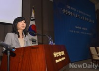 [포토]규제개혁 심포지엄 사회맡은 김성은 교수
