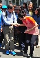 [포토]주민들과 악수 나누는 박원순 서울시장 후보