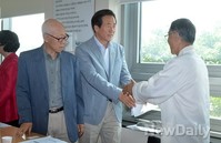 [포토]사회복지사협회 방문, 인사 나누는 정몽준 후보