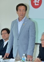 [포토]사회복지사 처우개선 약속하는 정몽준 후보