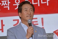 [포토]길동시장 찾은 시민들에게 지지 호소하는 정몽준 후보