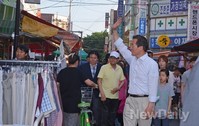 [포토]멀리 있는 시민에게 손인사 하는 정몽준 후보