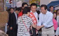 [포토]시장 찾은 시민과 인사하는 정몽준 후보