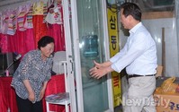[포토]정몽준 후보 반겨주는 한복가게 상인