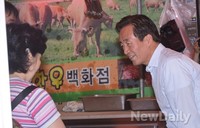 [포토]다가가서 인사하는 정몽준 후보