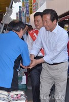 [포토]시장 상인들과 인사 나누는 정몽준 후보