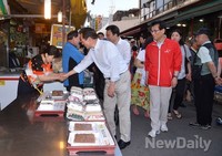 [포토]길동시장 상인들과 인사 나누는 정몽준 후보