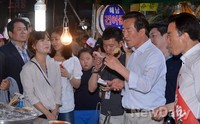 [포토]시장 음식 맛보는 정몽준 후보