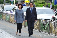 [포토]사전투표 위해 들어오는 강난희-박원순 부부