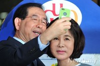 [포토]투표 인증샷 찍는 박원순 부부 내외
