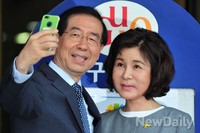 [포토]투표 인증샷 찍는 '박원순-강난희'