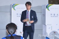 [포토]사전투표하는 홍명보 감독