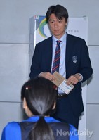 [포토]출국 전 사전투표하는 홍명보 감독