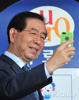 [포토]셀카찍는 박원순 서울시장 후보