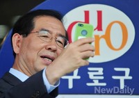 [포토]투표 인증 셀카 찍는 박원순 시장 후보