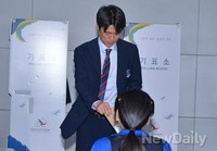 [포토]소중한 한 표 행사하는 홍명보감독