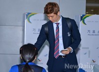 [포토]사전투표하는 기성용