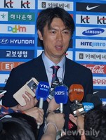 [포토]인터뷰 하는 홍명보 감독