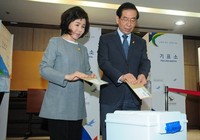 [포토]투표하는 박원순-강난희