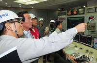 [포토]설명 듣는 정몽준 서울시장 후보